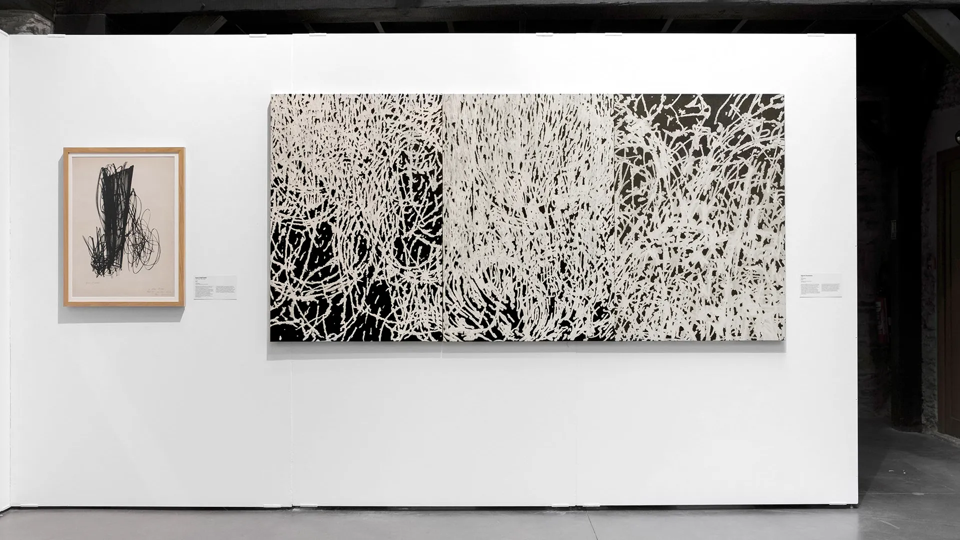 vu de l'exposition dialogue à NAntes 2023, Hans Hartung a gauche et Pierre Soemone à droite